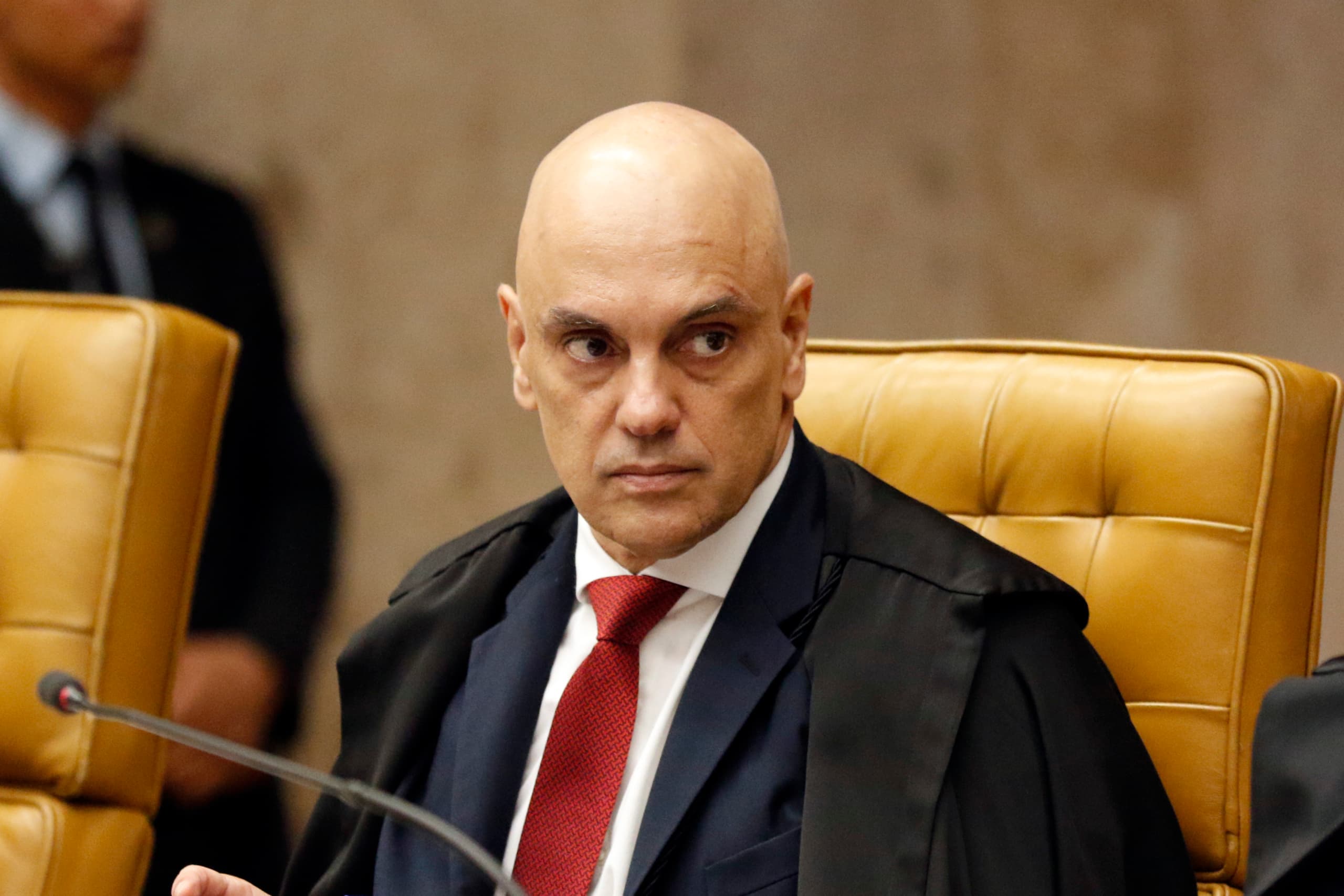 Alexandre suspende decretos sobre IOF e marca audiência de conciliação